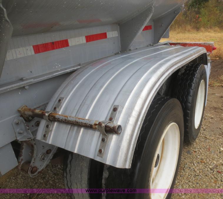 image for item F6825 1990 Heil 9,450 gallon tanker trailer