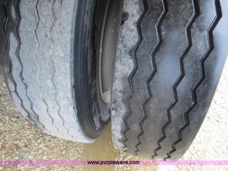 image for item F6825 1990 Heil 9,450 gallon tanker trailer