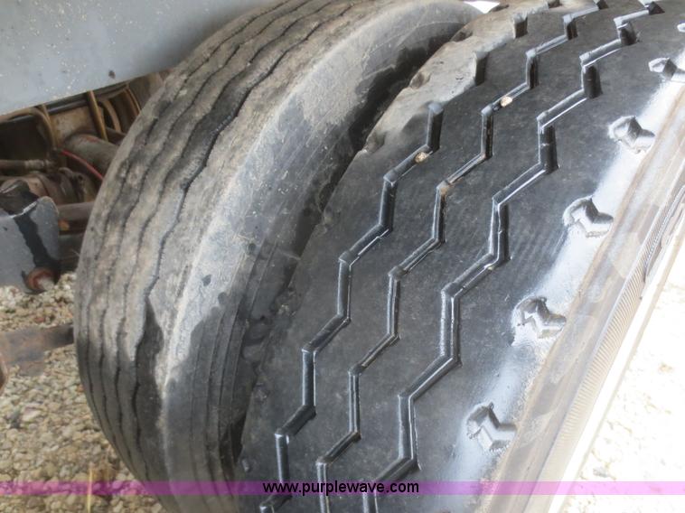 image for item F6825 1990 Heil 9,450 gallon tanker trailer