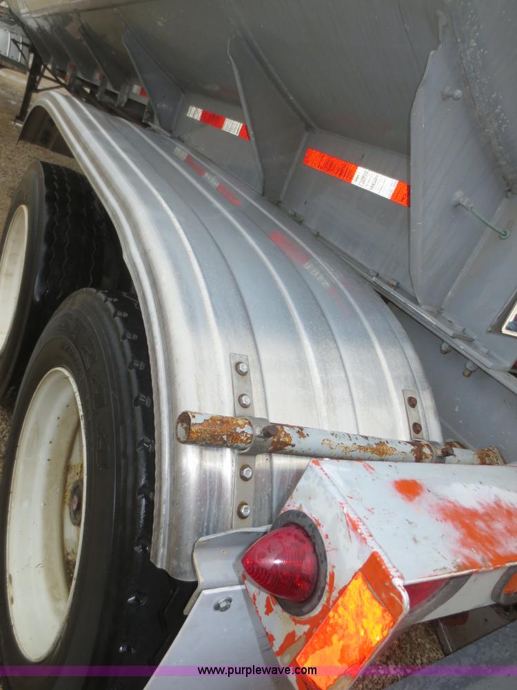 image for item F6825 1990 Heil 9,450 gallon tanker trailer