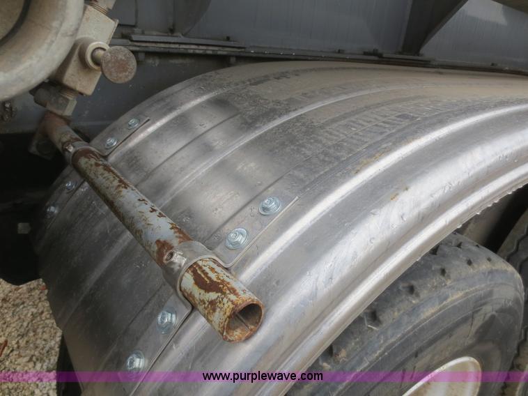 image for item F6825 1990 Heil 9,450 gallon tanker trailer