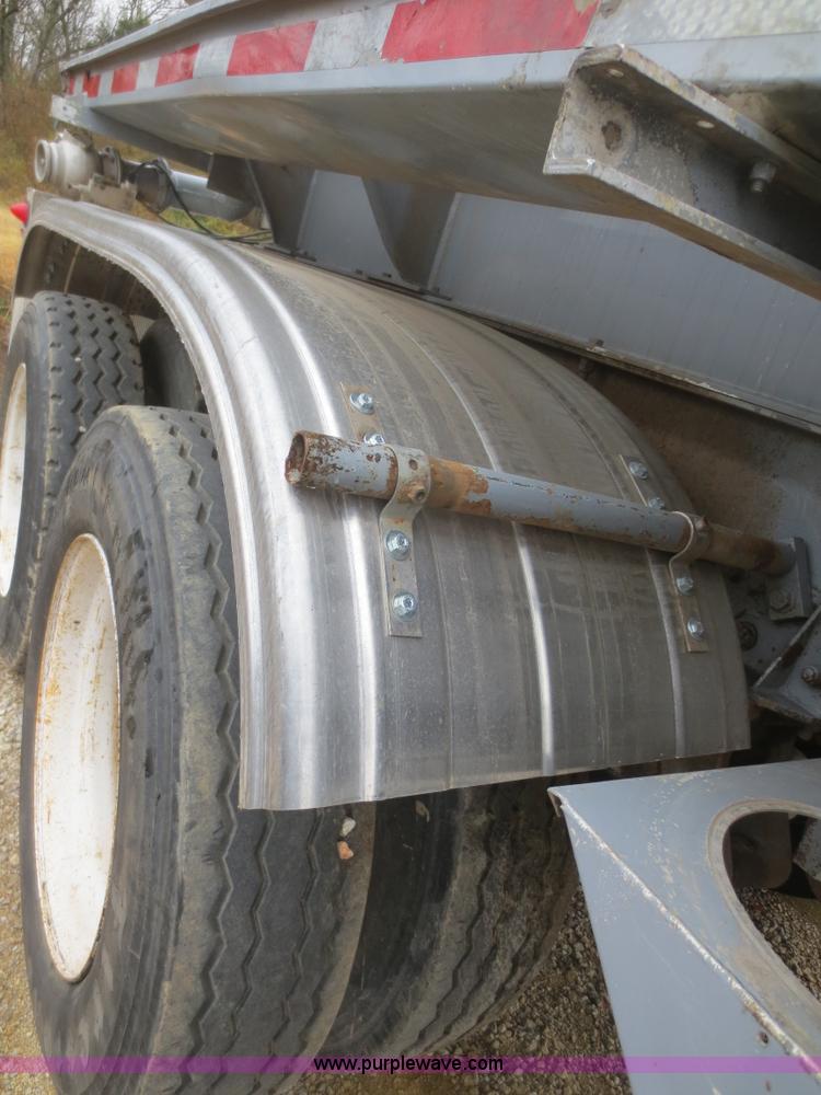 image for item F6825 1990 Heil 9,450 gallon tanker trailer