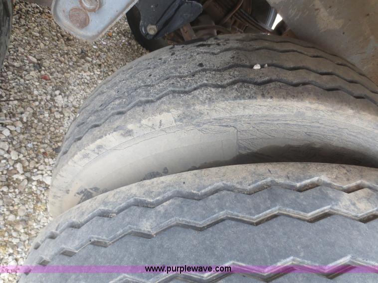 image for item F6825 1990 Heil 9,450 gallon tanker trailer