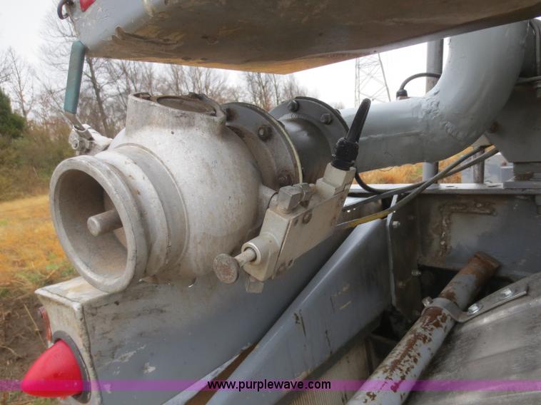 image for item F6825 1990 Heil 9,450 gallon tanker trailer