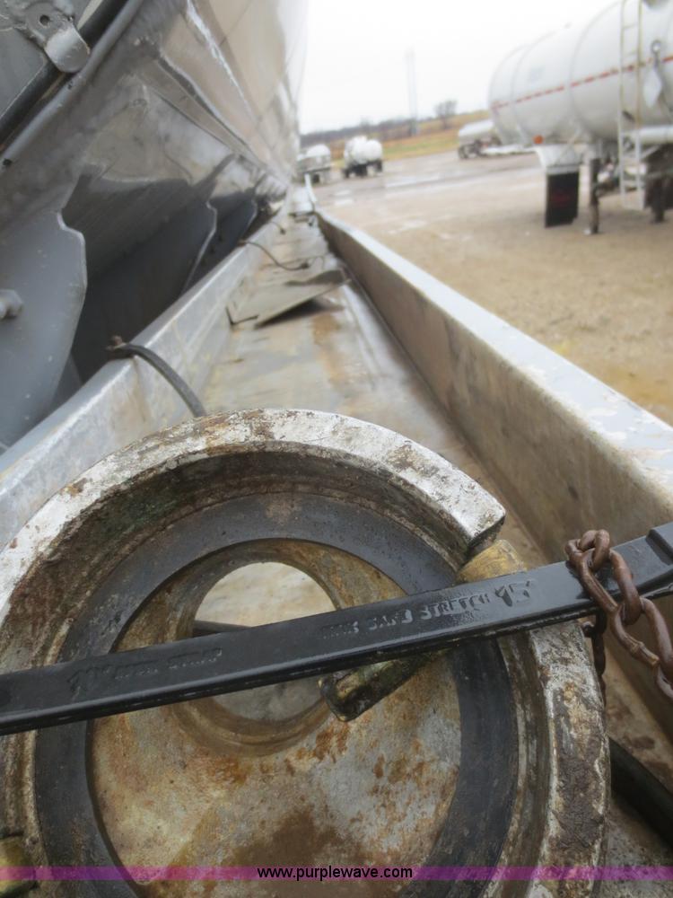 image for item F6825 1990 Heil 9,450 gallon tanker trailer