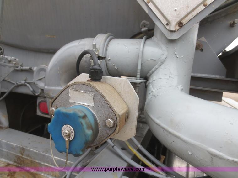 image for item F6825 1990 Heil 9,450 gallon tanker trailer