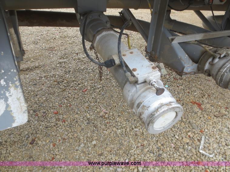 image for item F6825 1990 Heil 9,450 gallon tanker trailer
