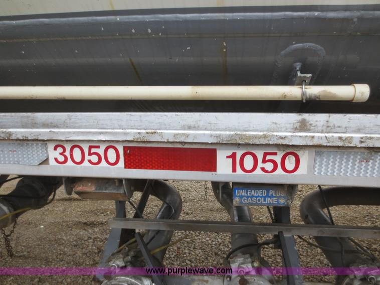 image for item F6825 1990 Heil 9,450 gallon tanker trailer
