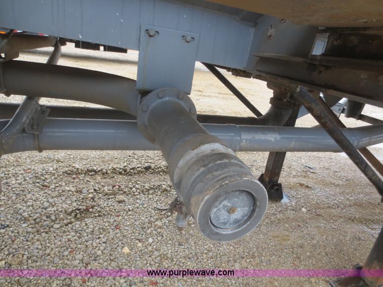 image for item F6825 1990 Heil 9,450 gallon tanker trailer