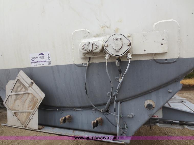 image for item F6825 1990 Heil 9,450 gallon tanker trailer