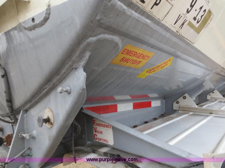 image for item F6825 1990 Heil 9,450 gallon tanker trailer