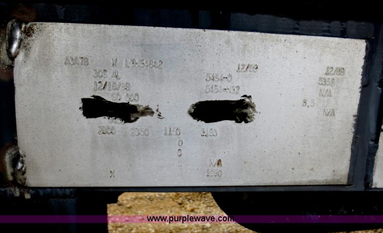 image for item F6825 1990 Heil 9,450 gallon tanker trailer