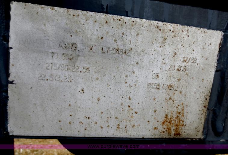 image for item F6825 1990 Heil 9,450 gallon tanker trailer