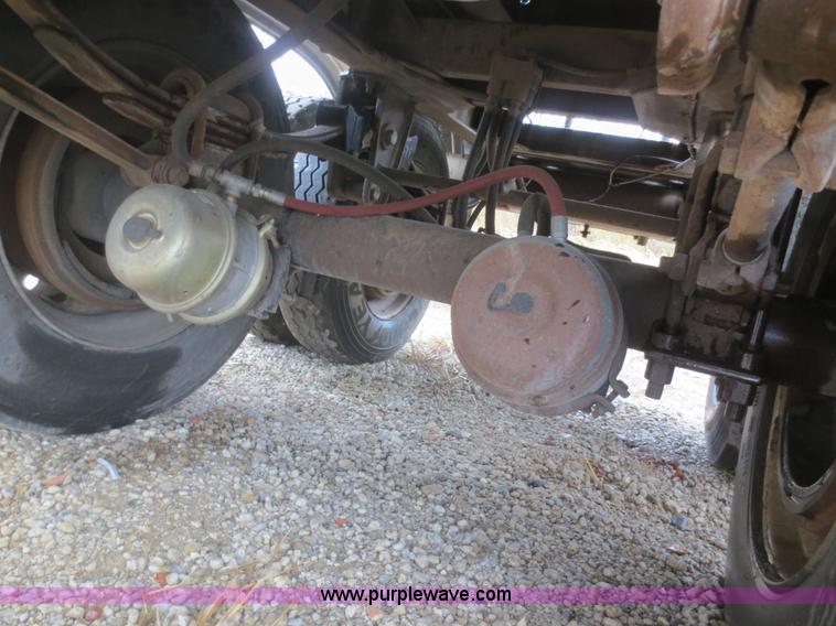 image for item F6825 1990 Heil 9,450 gallon tanker trailer