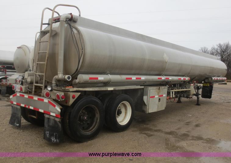 image for item F6826 1986 Heil 9,200 gallon tanker trailer