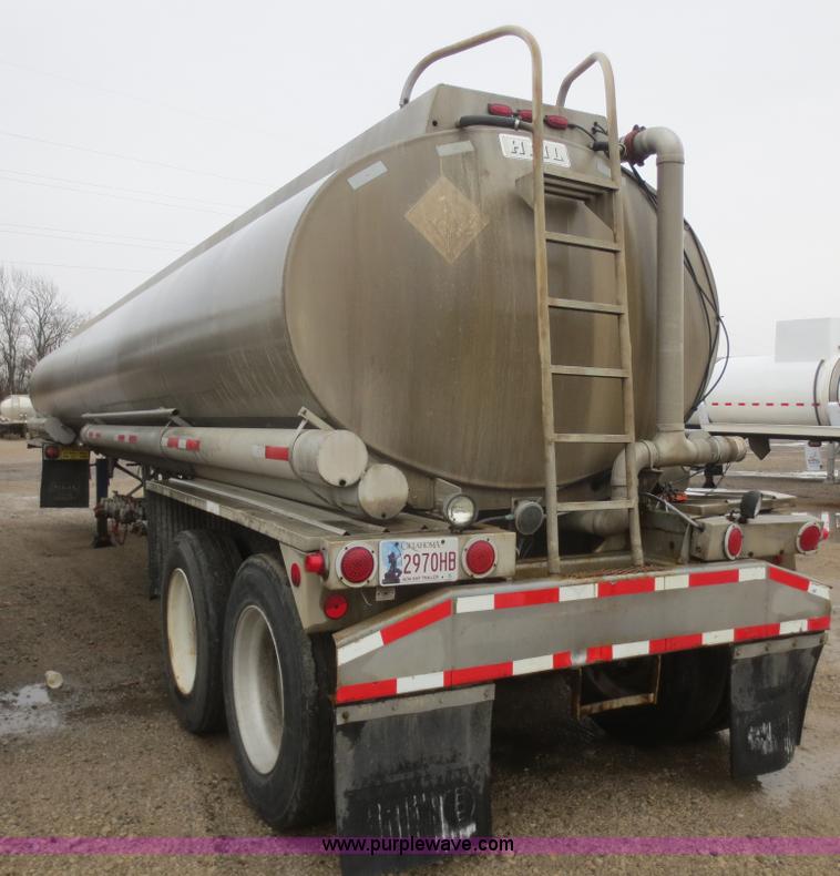 image for item F6826 1986 Heil 9,200 gallon tanker trailer