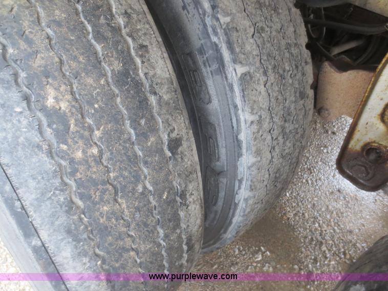 image for item F6826 1986 Heil 9,200 gallon tanker trailer