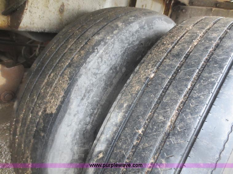 image for item F6826 1986 Heil 9,200 gallon tanker trailer