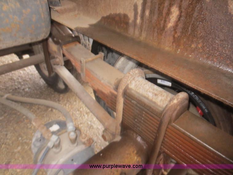 image for item F6826 1986 Heil 9,200 gallon tanker trailer