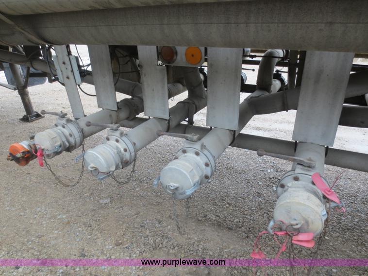 image for item F6826 1986 Heil 9,200 gallon tanker trailer