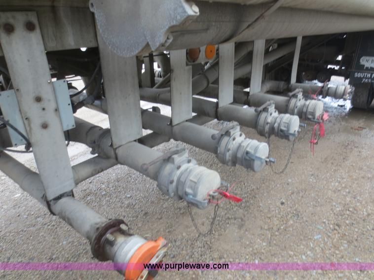 image for item F6826 1986 Heil 9,200 gallon tanker trailer