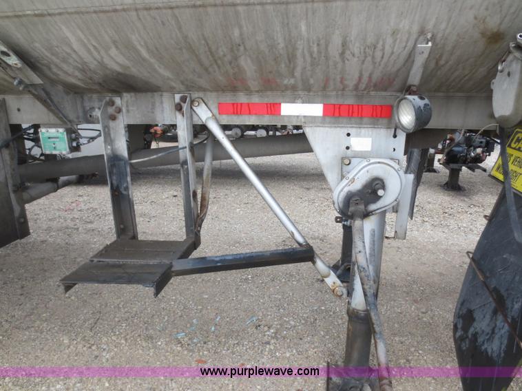 image for item F6826 1986 Heil 9,200 gallon tanker trailer