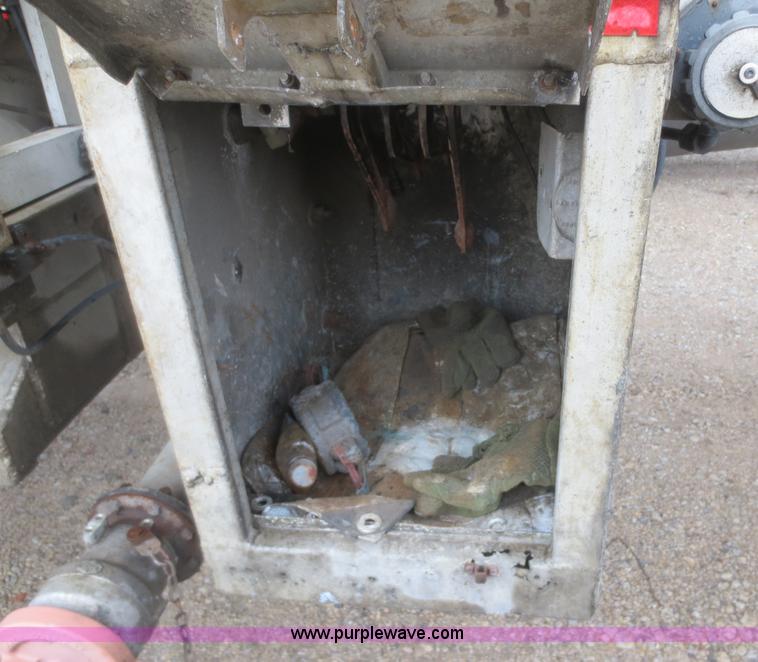 image for item F6826 1986 Heil 9,200 gallon tanker trailer