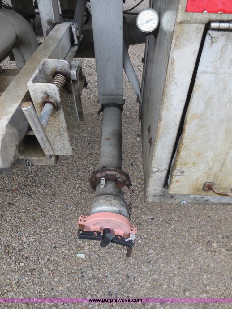 image for item F6826 1986 Heil 9,200 gallon tanker trailer