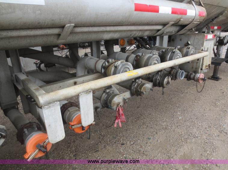 image for item F6826 1986 Heil 9,200 gallon tanker trailer