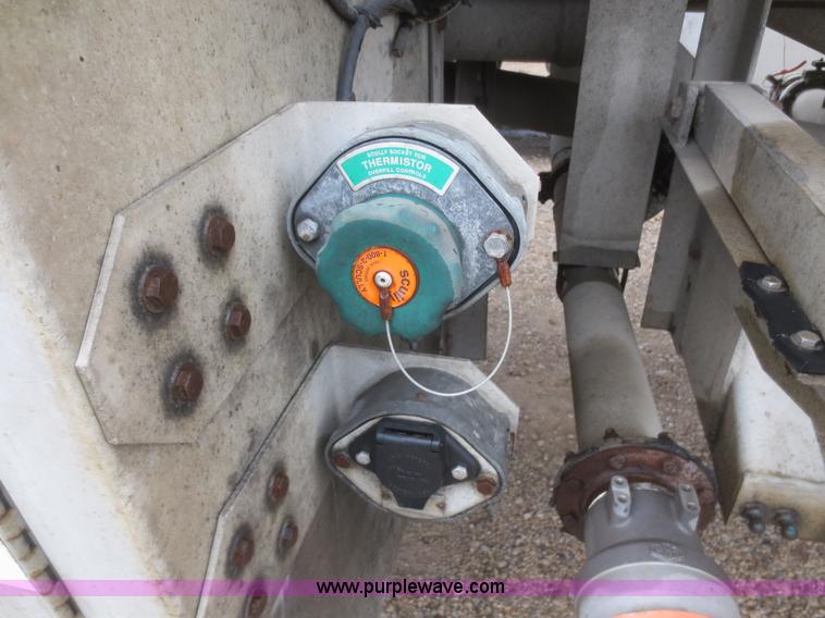 image for item F6826 1986 Heil 9,200 gallon tanker trailer