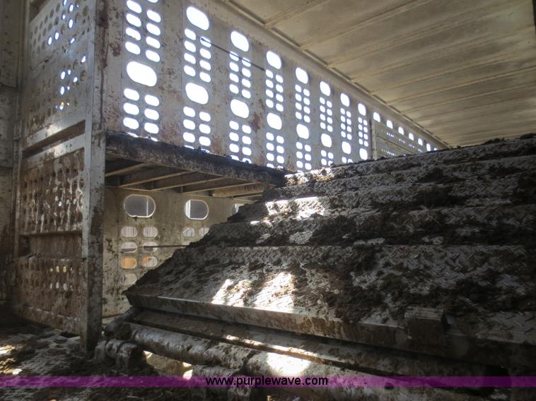 image for item F6834 1990 Wilson PSDCL-308 aluminum cattle pot trailer