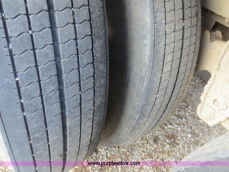 image for item F6834 1990 Wilson PSDCL-308 aluminum cattle pot trailer