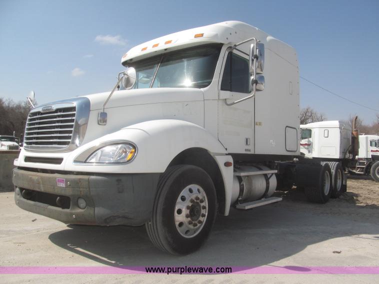 image for item F7341 2005 Freightliner Columbia CL120 semi truck