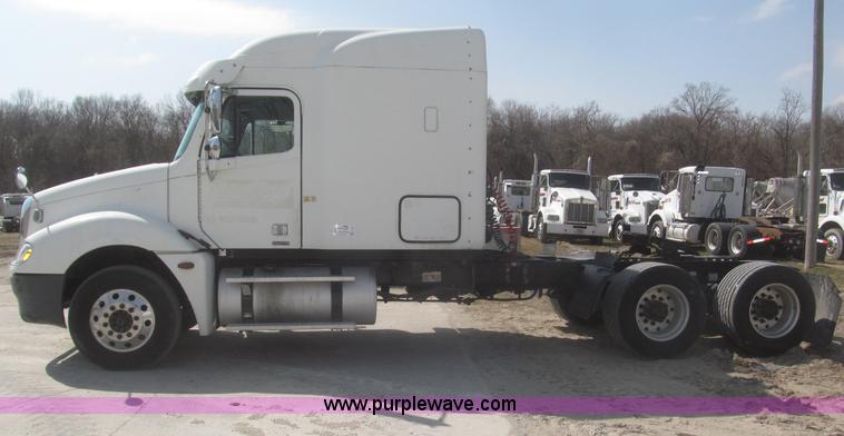 image for item F7341 2005 Freightliner Columbia CL120 semi truck