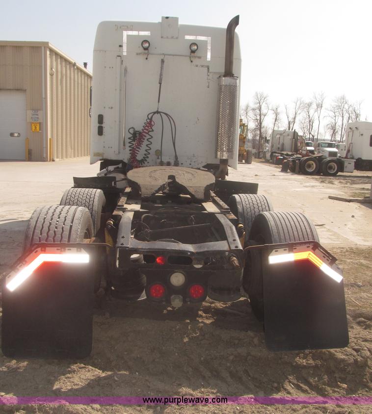 image for item F7341 2005 Freightliner Columbia CL120 semi truck