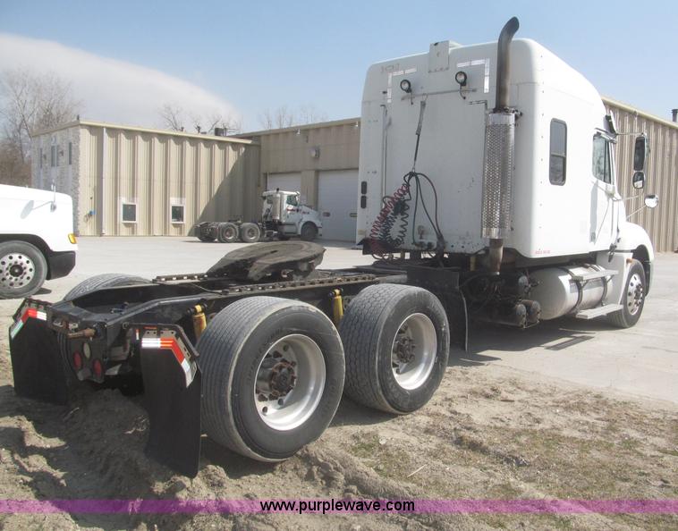 image for item F7341 2005 Freightliner Columbia CL120 semi truck