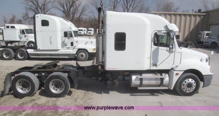 image for item F7341 2005 Freightliner Columbia CL120 semi truck