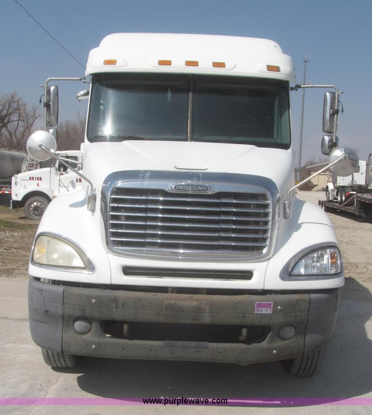 image for item F7341 2005 Freightliner Columbia CL120 semi truck