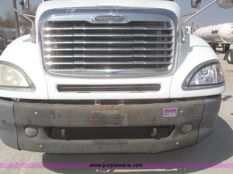 image for item F7341 2005 Freightliner Columbia CL120 semi truck