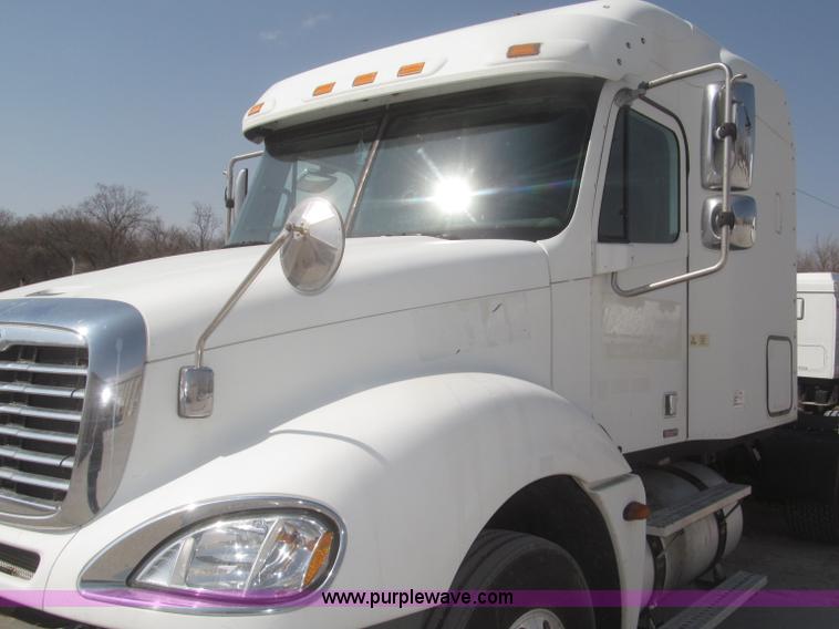 image for item F7341 2005 Freightliner Columbia CL120 semi truck