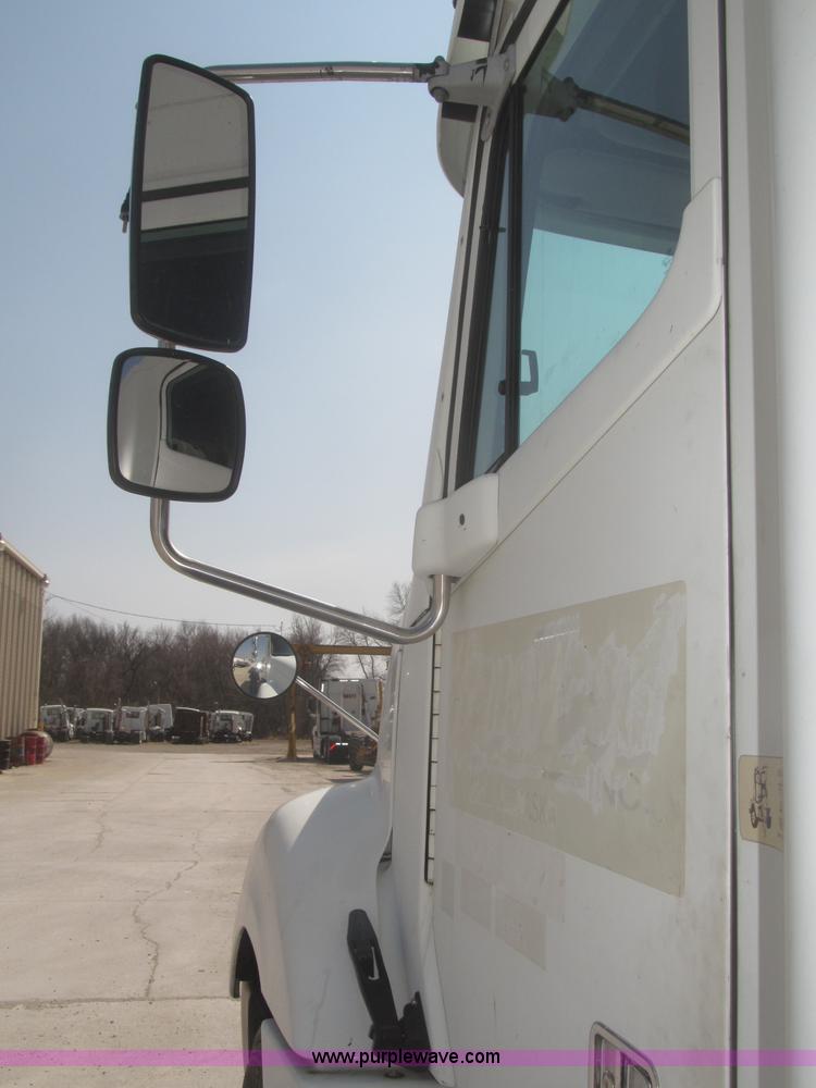 image for item F7341 2005 Freightliner Columbia CL120 semi truck