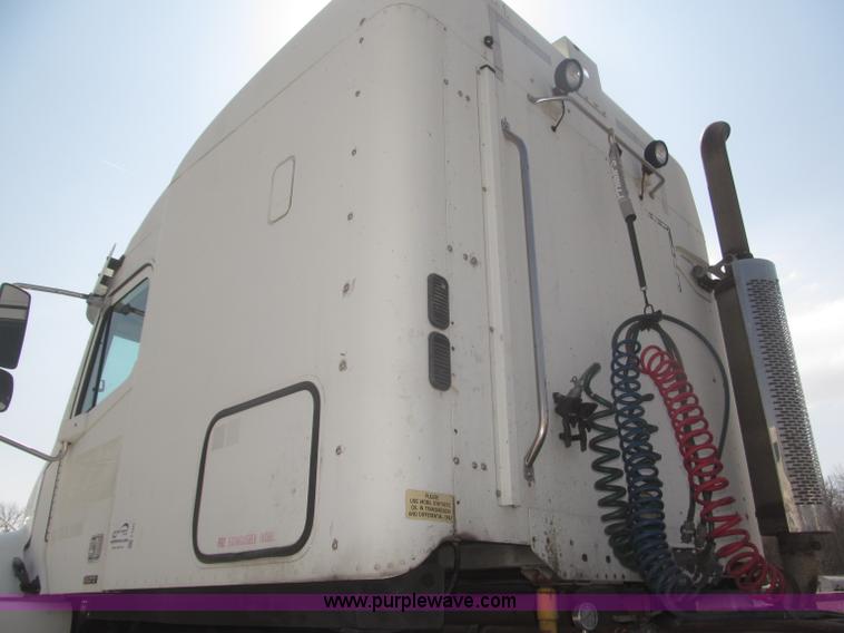 image for item F7341 2005 Freightliner Columbia CL120 semi truck