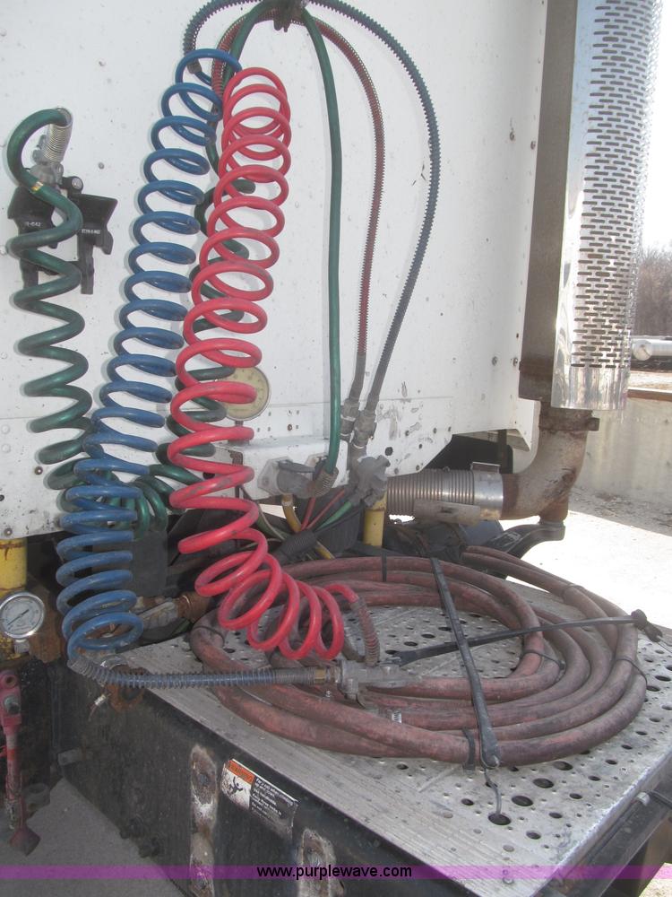 image for item F7341 2005 Freightliner Columbia CL120 semi truck