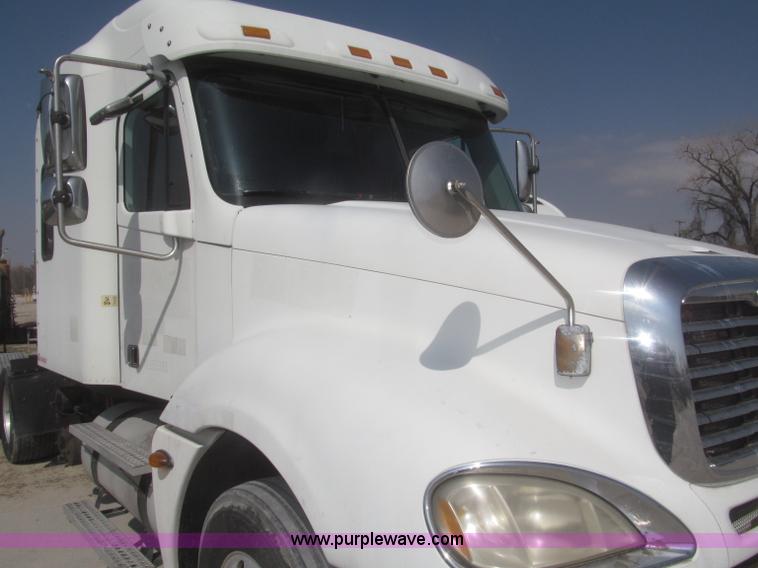 image for item F7341 2005 Freightliner Columbia CL120 semi truck