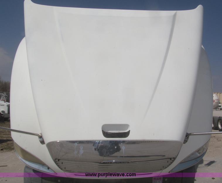 image for item F7341 2005 Freightliner Columbia CL120 semi truck