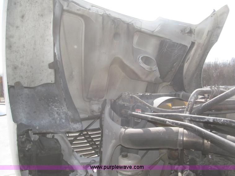 image for item F7341 2005 Freightliner Columbia CL120 semi truck