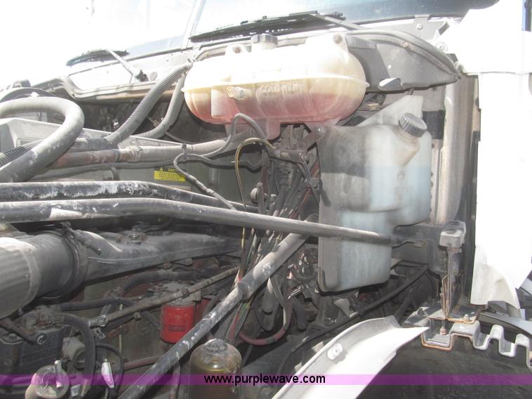 image for item F7341 2005 Freightliner Columbia CL120 semi truck