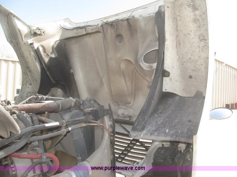 image for item F7341 2005 Freightliner Columbia CL120 semi truck