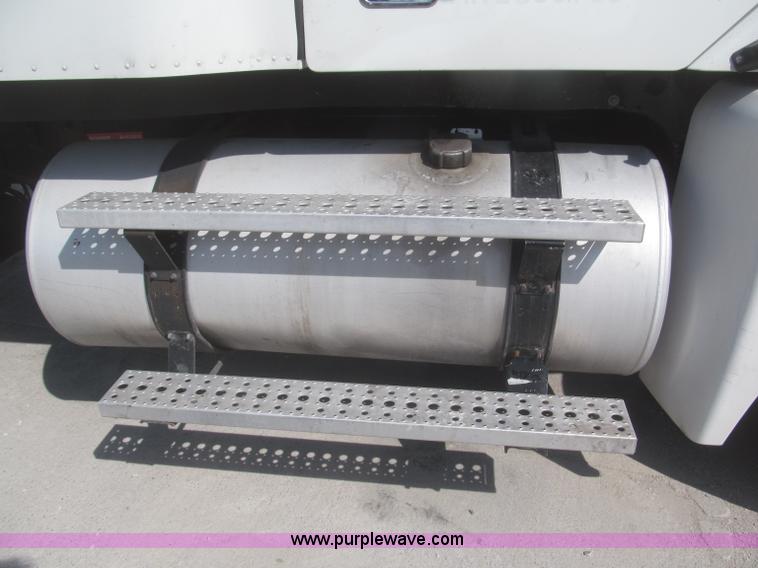 image for item F7341 2005 Freightliner Columbia CL120 semi truck