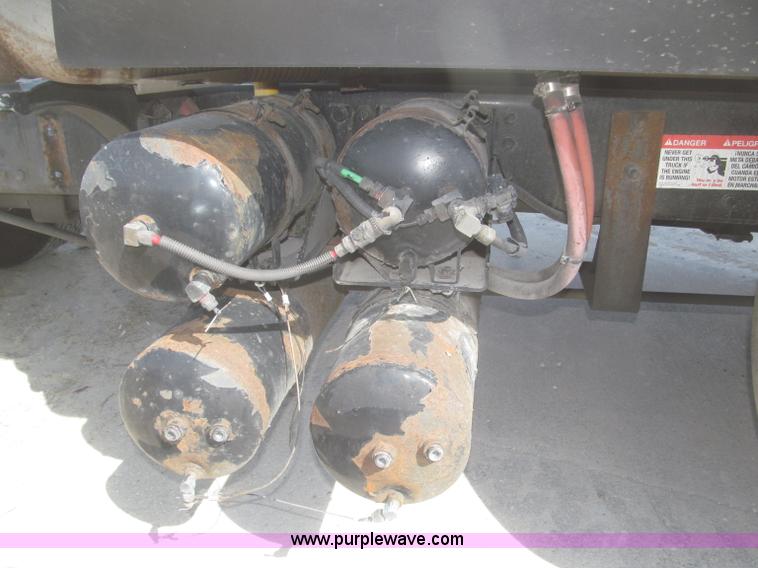 image for item F7341 2005 Freightliner Columbia CL120 semi truck